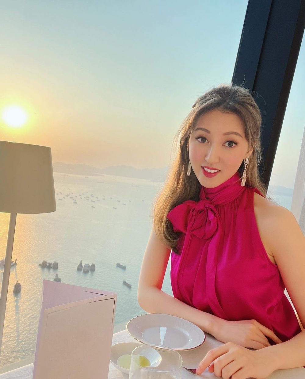 有報道指何艷娟離婚分到$3億贍養費，喺公佈離婚前一日佢被影到同陳樹渠55歲長子陳燿璋熱情親吻