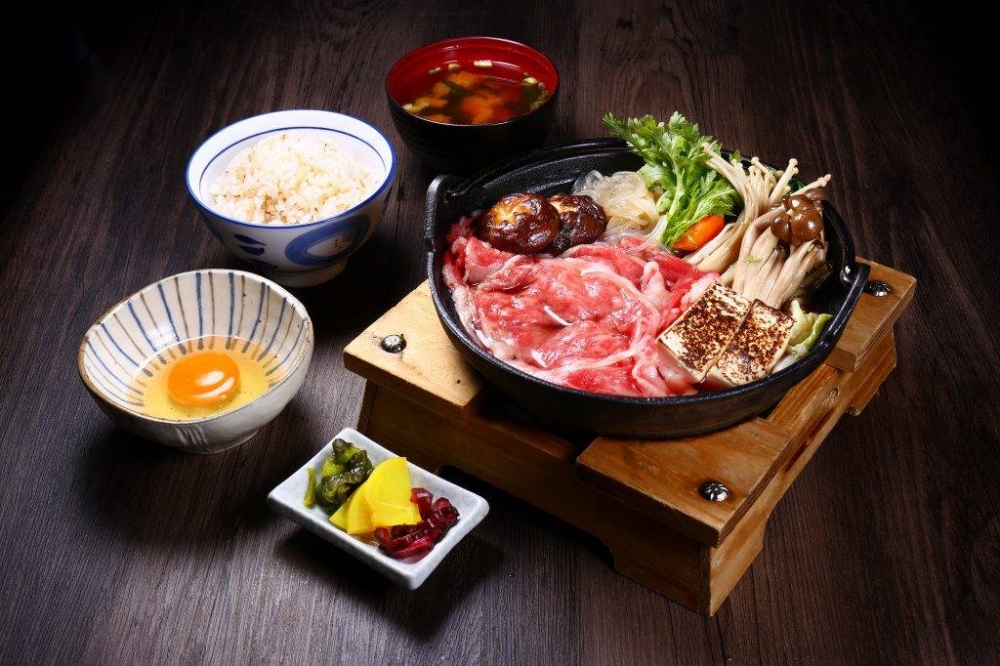 趁新店登場,京都勝牛宣布全線分店加入新菜式,推出燒物、丼、鍋物、和牛壽喜燒套餐,必食推介有和牛壽喜燒套餐」,用上澳洲M6和牛牛肋肉,肉味濃厚入口即溶,每窩和牛片約有80g,再沾上日本生雞蛋同食更滋味。