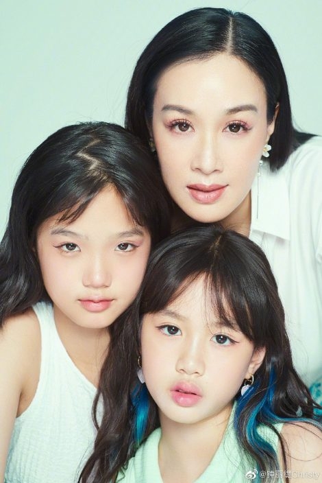 鍾麗緹去年曾曬出與Cayla(右)和Jaden(左)嘅寫真美照。