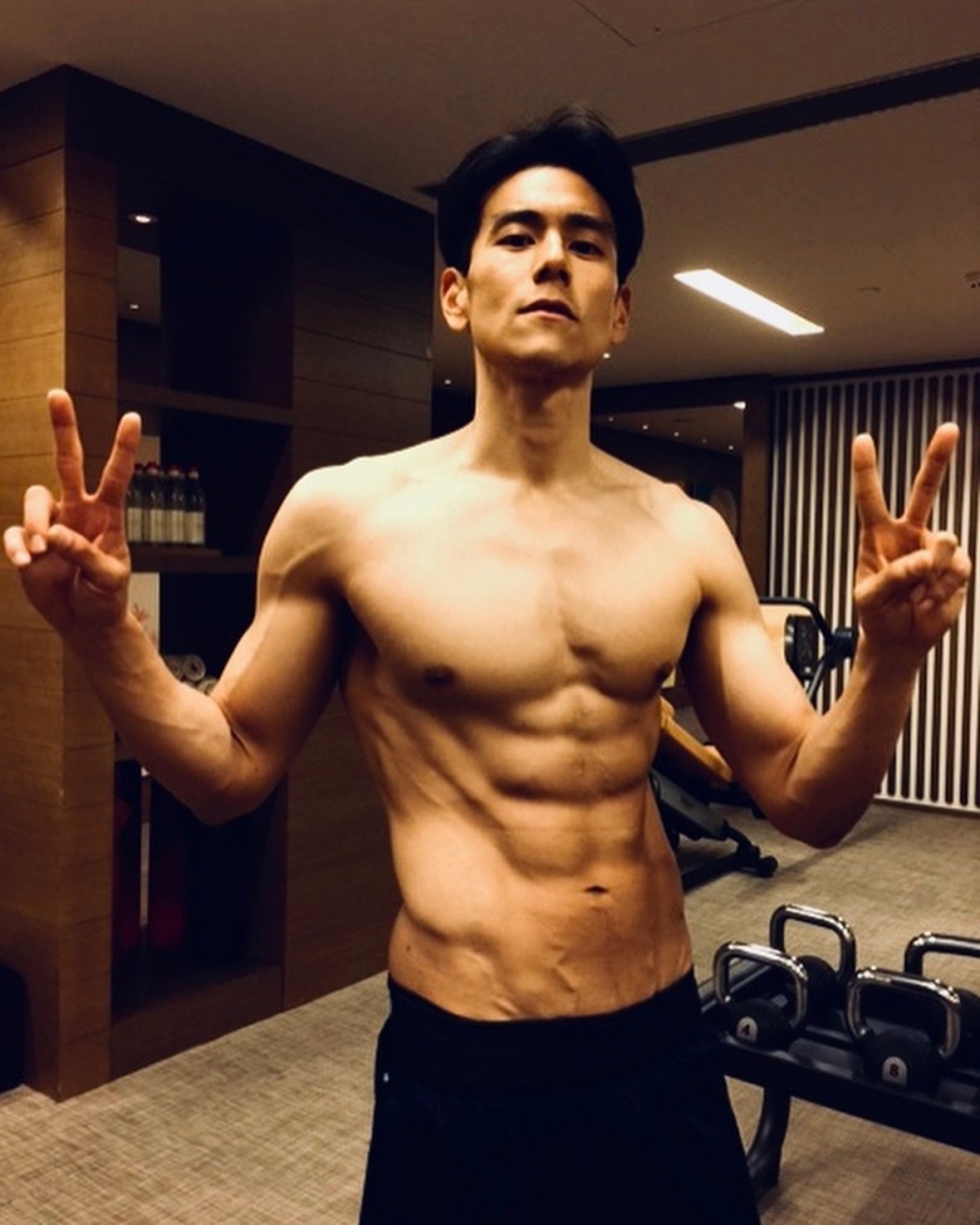 現年40歲嘅彭于晏定居上海,佢落樓做檢測仲同醫護人員合照,相當親民