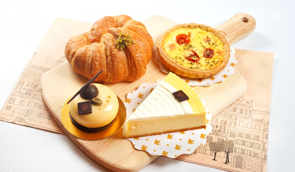 套餐包括招牌流心牛角包(原價$26)、法式蛋撻(原價$36)、及兩件自選蛋糕