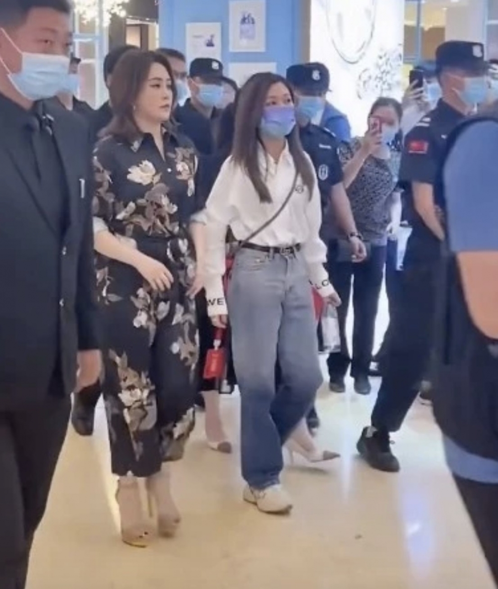 出席活動時，有少少發福嘅阿嬌身穿黑色花花連身褲，但裙嘅版型似乎凸顯唔到佢嘅身材優點！