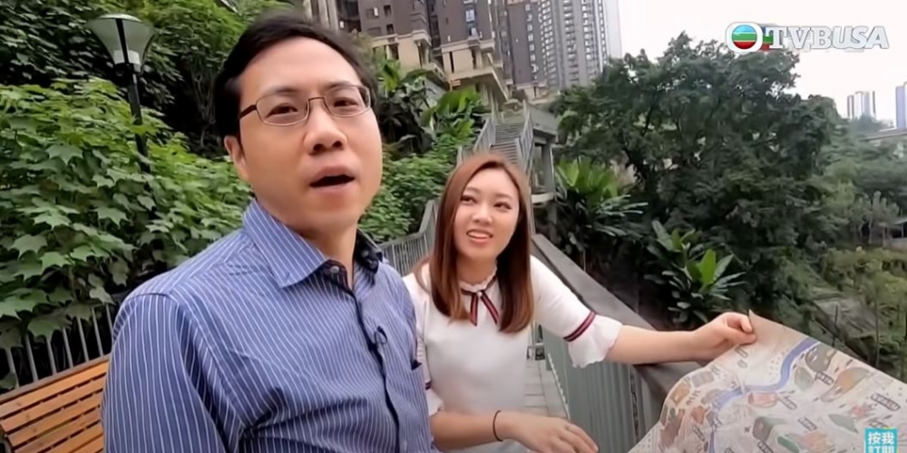 黃曉瑩在《世界零距離II》中已和方東昇共事。