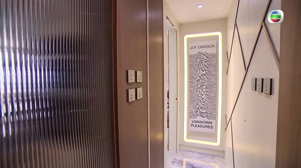 主持又表示屋主兒子從事音樂創作，並大晒其房間設計