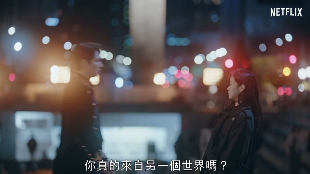 一位自稱係「時空旅人」嘅抖音用戶經常都上載唔同嘅傳言!