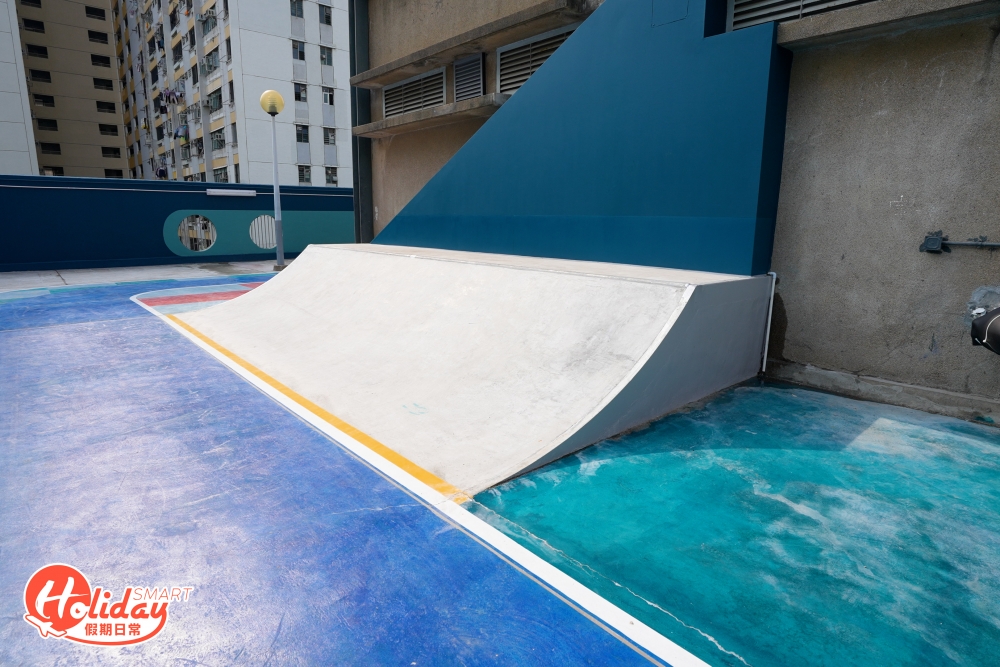 中層滑板場採用專業物料及設計，並設有不同高度的的U型斜台！