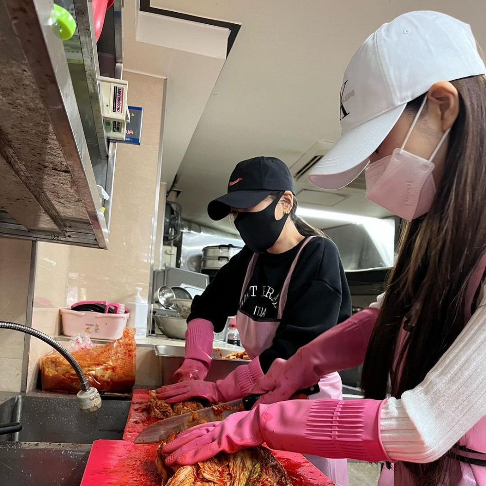 同經理人一起幫手處理食材,為有需要人士準備便當。