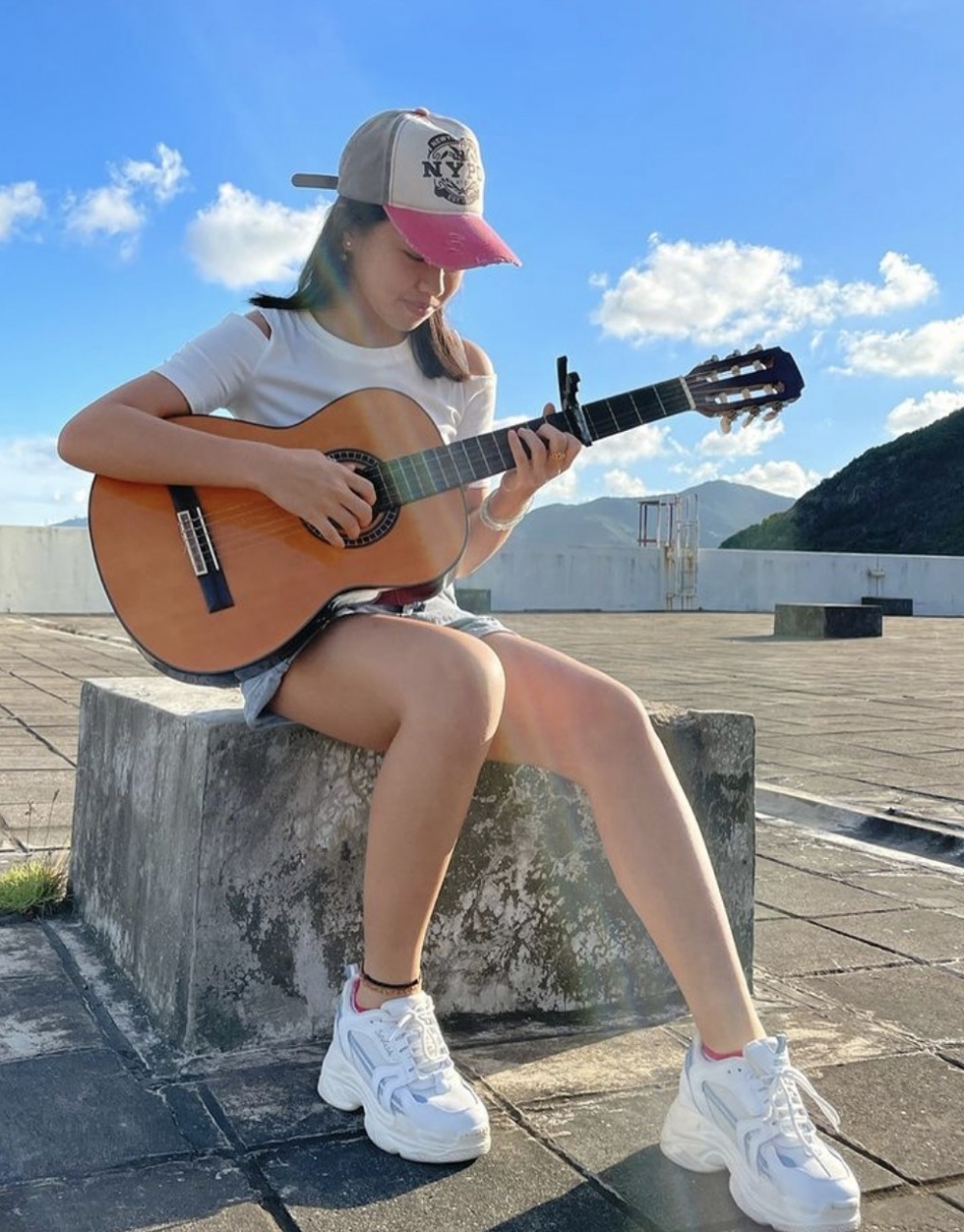 熱愛音樂嘅佢自學結他~