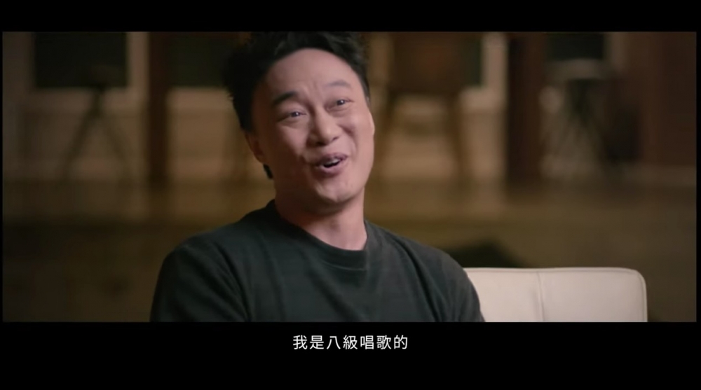 Eason指自己讀皇家音樂學院,有文憑,又8級聲樂,差一級就到演奏級:「同我拗?(我)冠軍喎!」