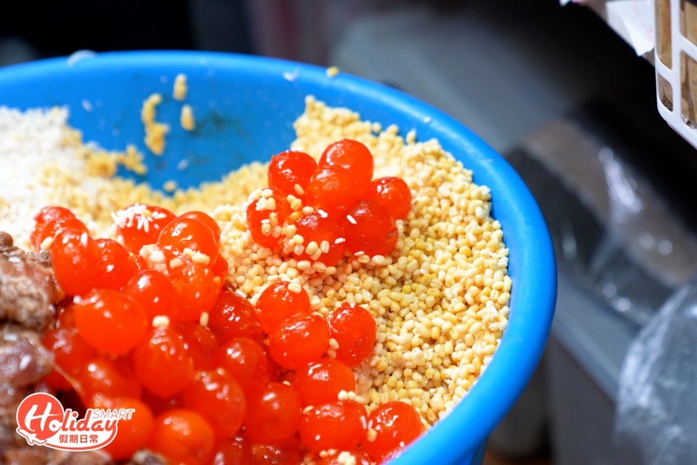 她對自己的出品要求相當高，每款材料都要夠新鮮、夠靚，精挑細選出泰國糯米、天津紅豆、湖南蛋黃等材料