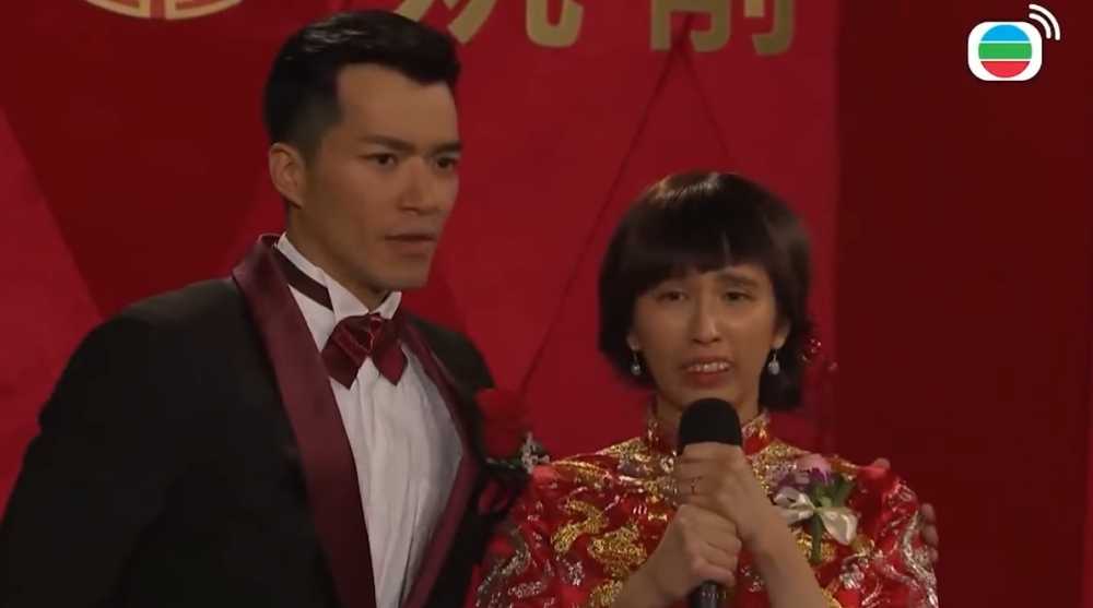 而何天兒亦罕有地扮演哨牙妹!