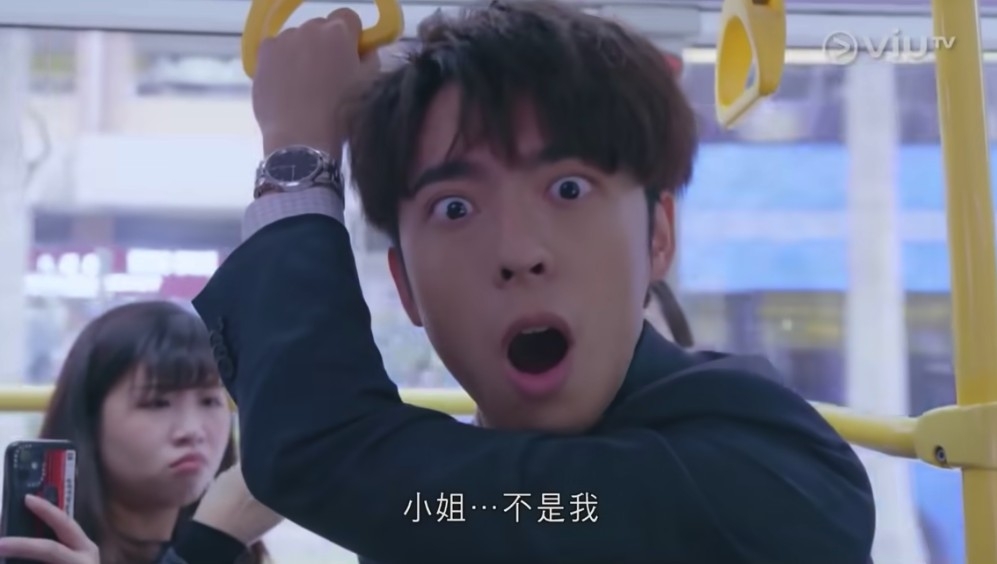 網民認為男乘客並冇做出任何越軌行為，唔應該公開佢嘅照片！