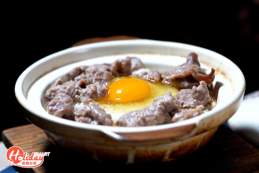 窩蛋牛肉煲仔飯用上新鮮滑牛,牛肉入味軟腍醃得入味,再趁熱拌勻雞蛋同食,啖啖充滿蛋香。