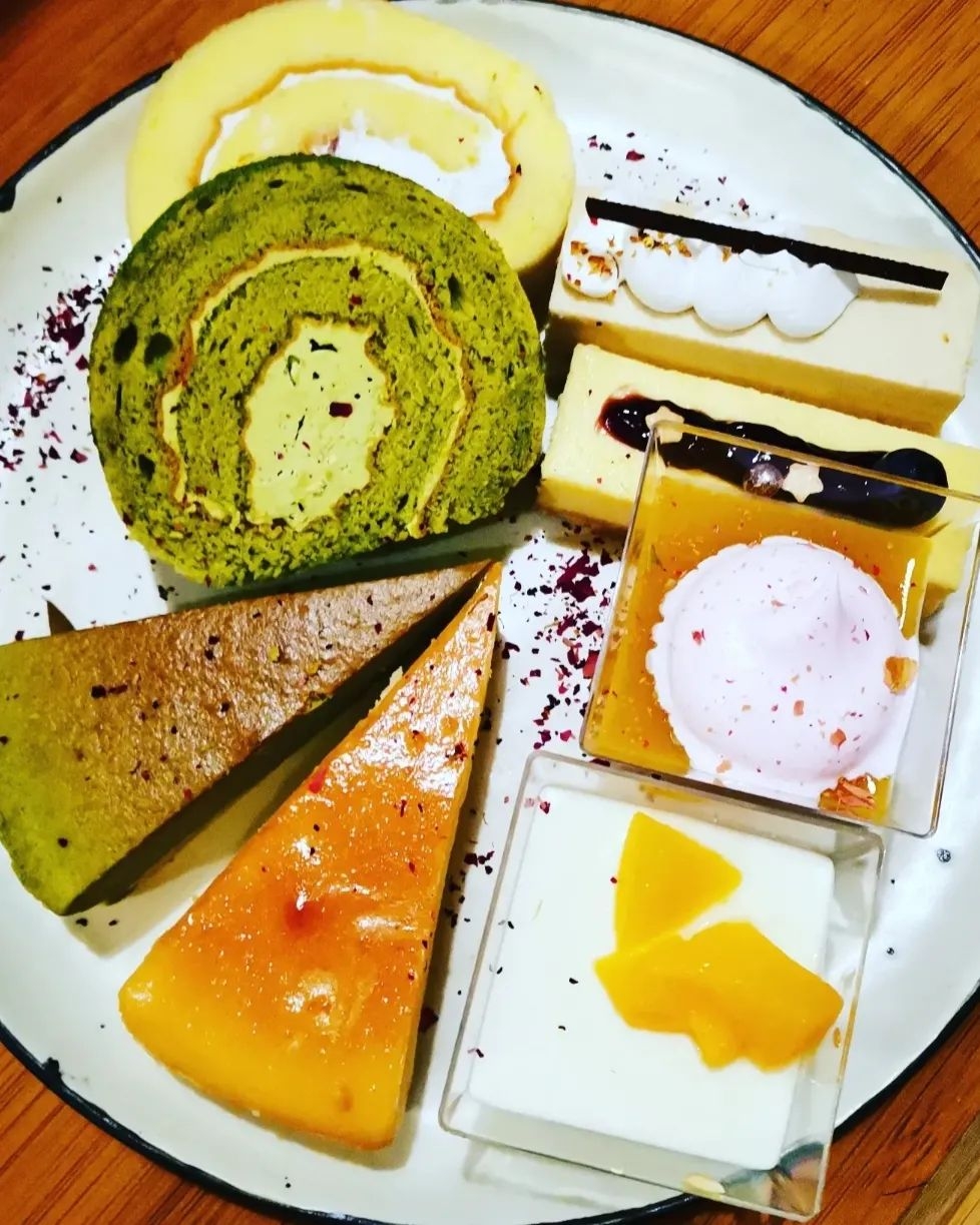 銅鑼灣「Undici」、荃灣「Daily 13」以及旺角「R.I.M.K.」由即日起至7月31日,逢星期一至四(公眾假期除外)推出晚市$1蛋糕放題優惠。