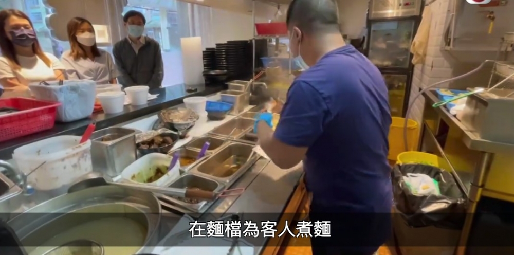 30年後嘅志文已經變成為客人煮麵嘅廚師