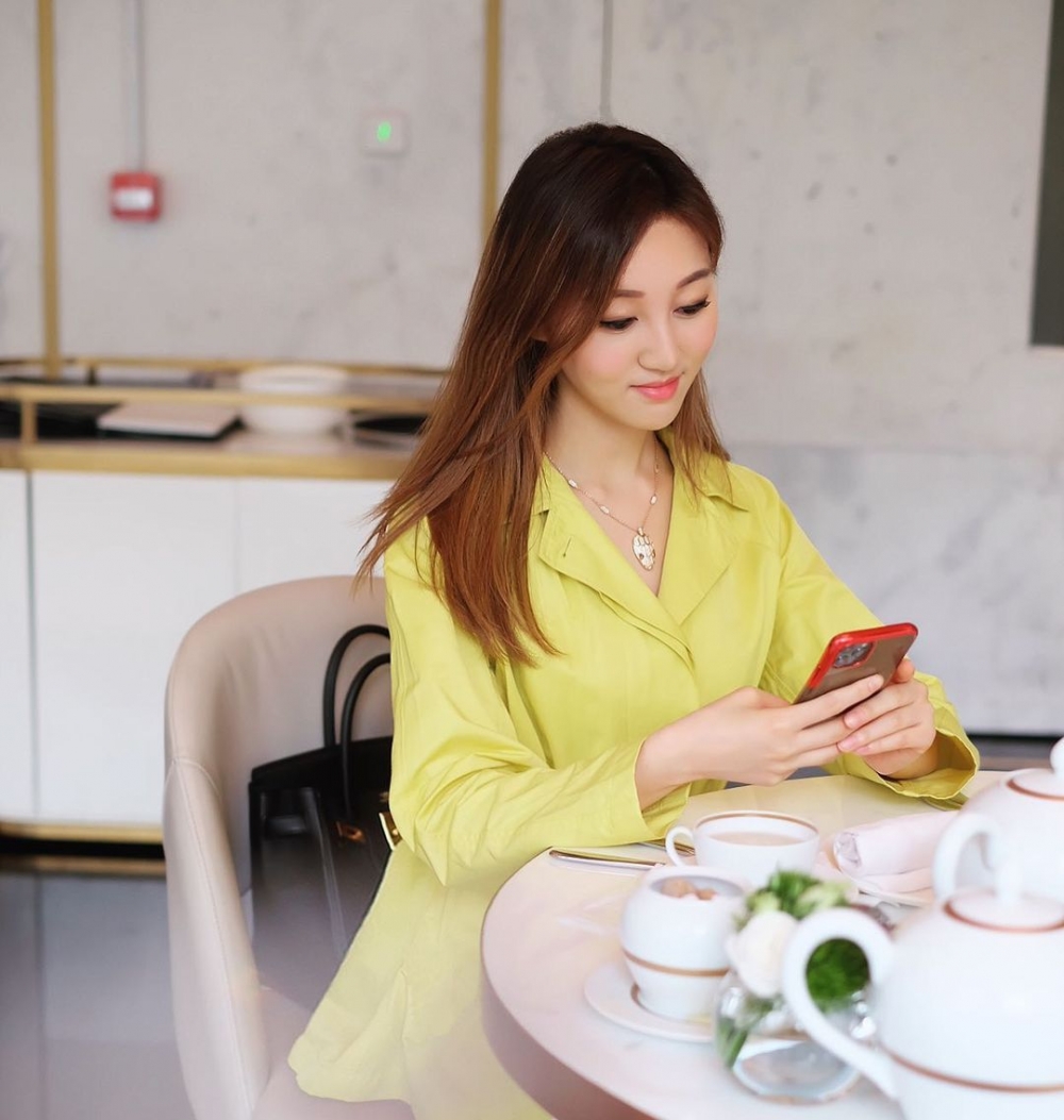 何艷娟出門孭Hermès、另外戴嘅頸鏈係BVLGARI嘅SERPENTI，售價達13萬7千5