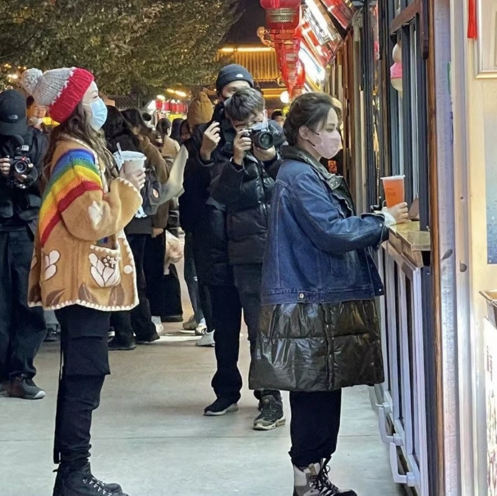 就連大衣嘅長度都去到膝蓋上少少，但由於褲子都好寬鬆，搞到好似有啲臃腫！