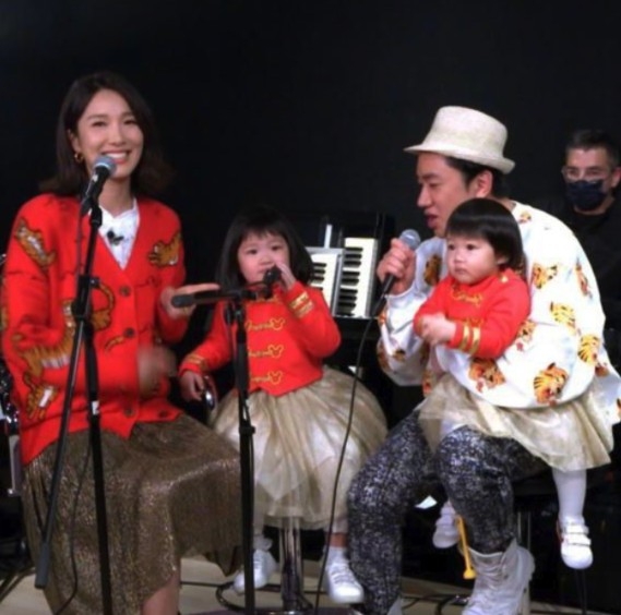 今年初，一家四口就一齊表演