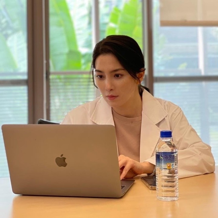 台灣著名「兩性博士」許藍方近日公開零P圖超近自拍照～