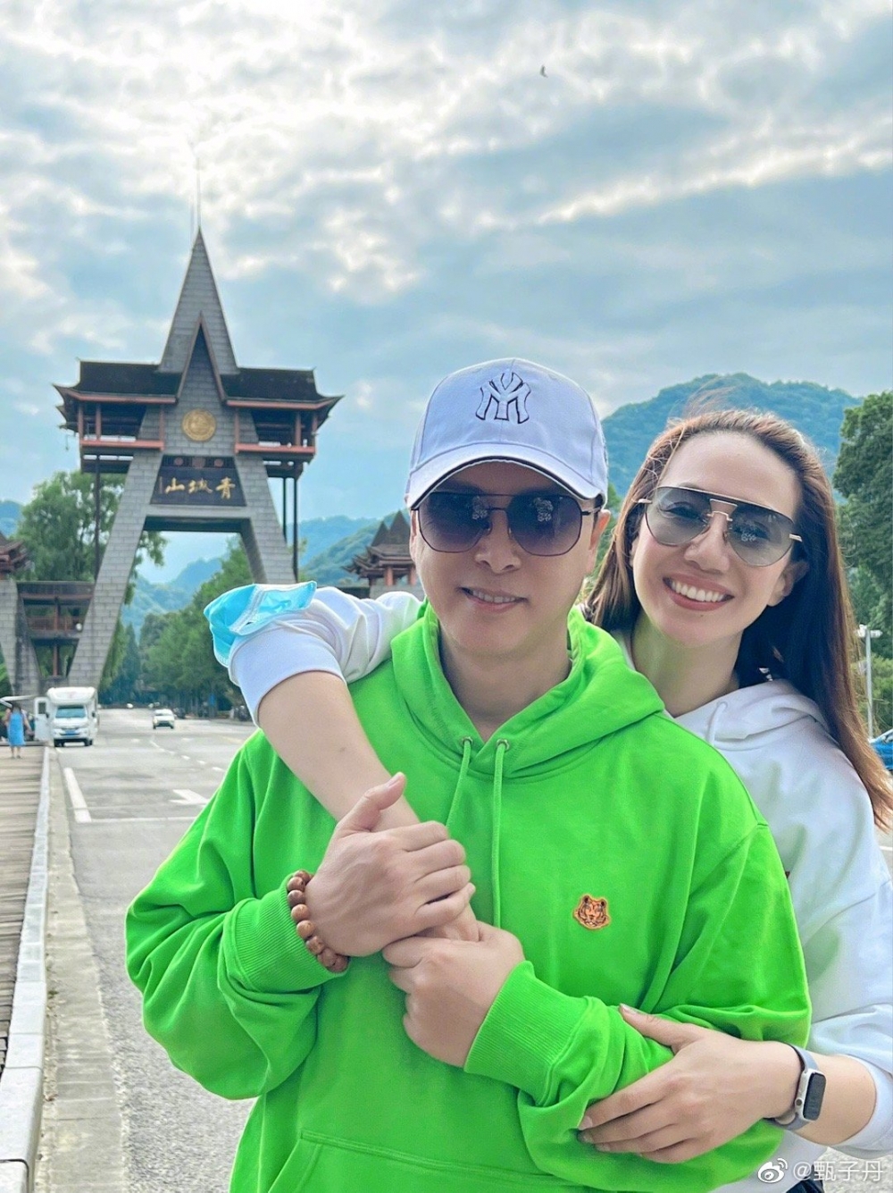 最近甄子丹正忙於勘景,順便同老婆外出拍拖~