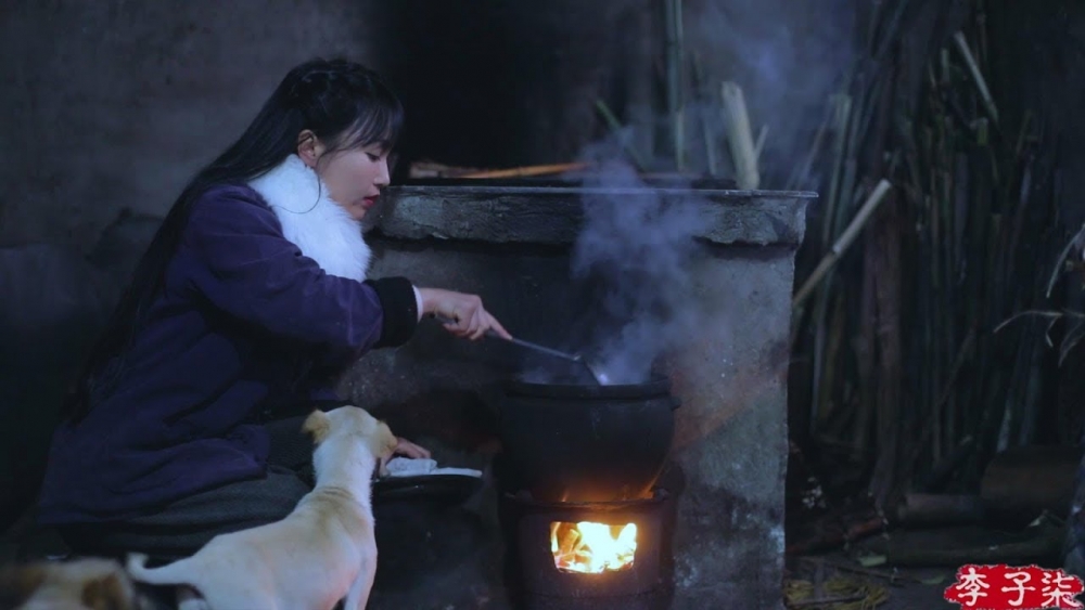李子柒自2016年起拍攝美食影片,佢嘅影片背景多為鄉村,以古法炮製美食