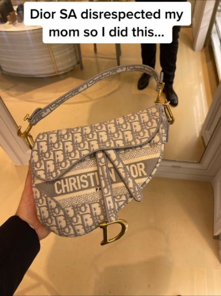 第二次來到店舖，Amjea向另一店員買下多個手袋。