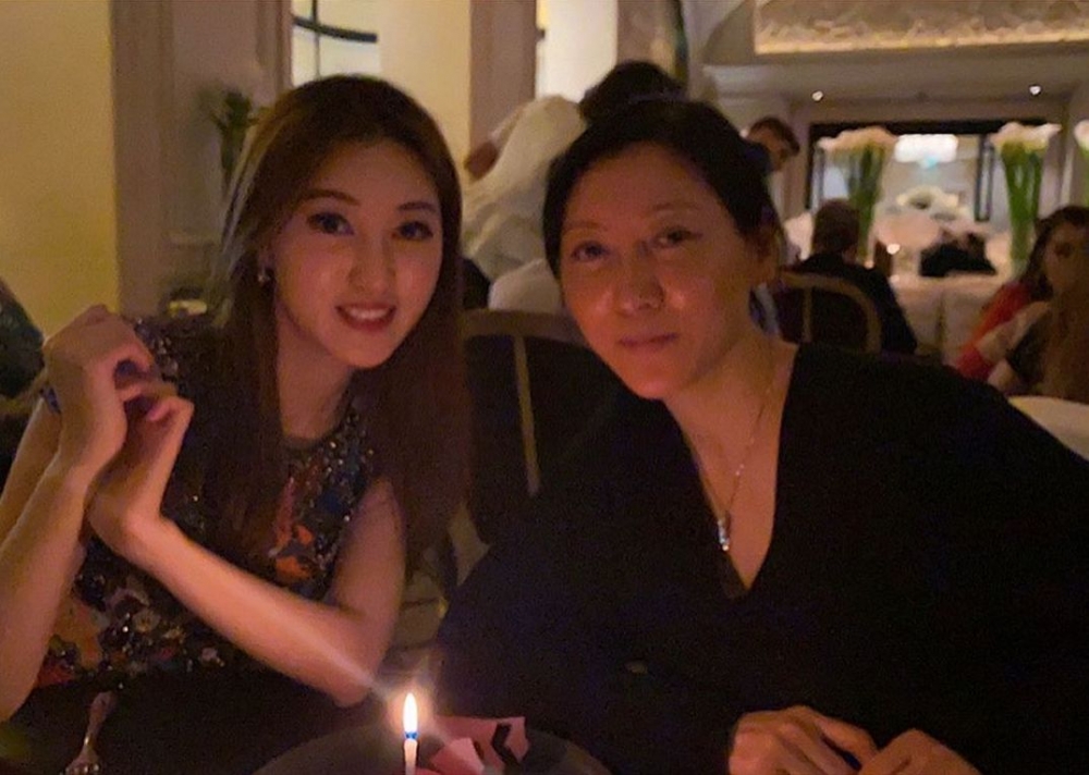 何艷娟媽媽同佢外型十分相似