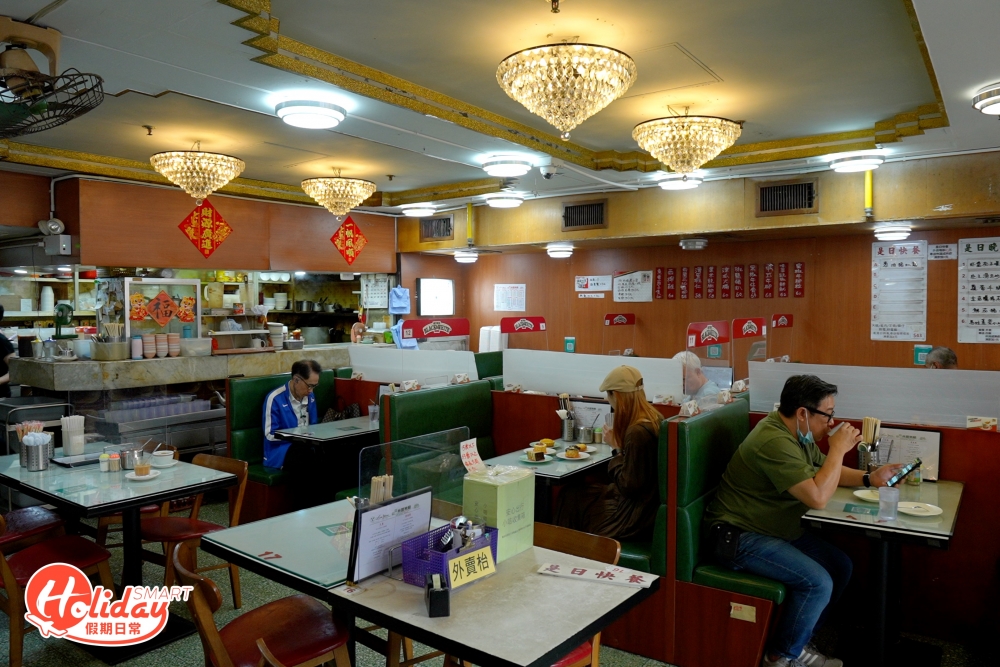 一推出林園的大門,映入眼簾是店中綠色水磨石地磚、木製卡位、水晶燈和電話亭的膠牌,似乎將人帶進上世紀七十年代的場景中。