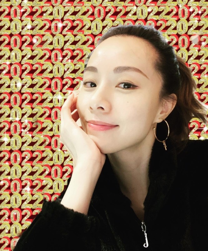 出道22年嘅Stephy鄧麗欣做過偶像成員、歌手,近年多數拍戲,討論區有網民開post大讚佢係「偶像派天花板」