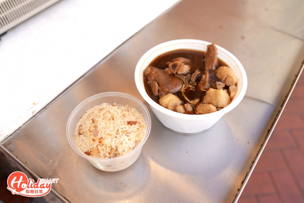 必試經典肉骨茶,帶有陣陣藥材香!