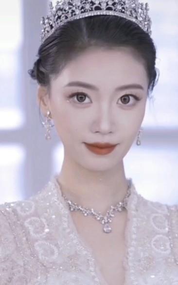 媽媽戴上王冠後成個人顯得十分高貴,絕對係一位美人,而且睇唔出真實年齡