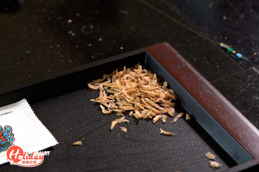 釣蝦收費以每小時計算，收費$130一小時，時間愈長，價錢愈便宜，而且是按竿計算，並非按人頭計算，最平$100一小時，價錢包括蝦餌和釣具，蝦餌都是一般釣蝦場常用的赤尾青蝦。