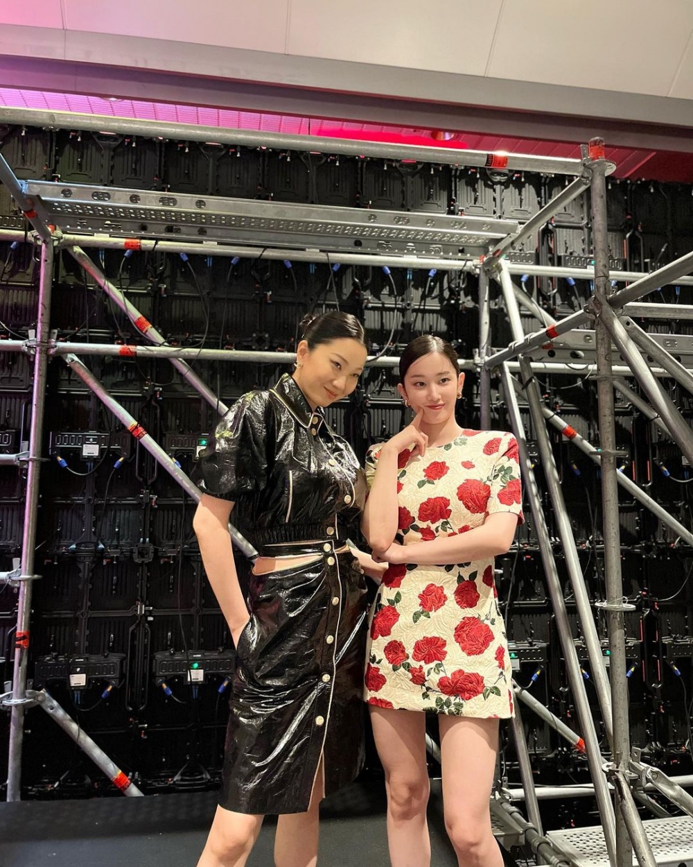 全鐘瑞與飾演假鈔製造專家「奈洛比」的張允柱~