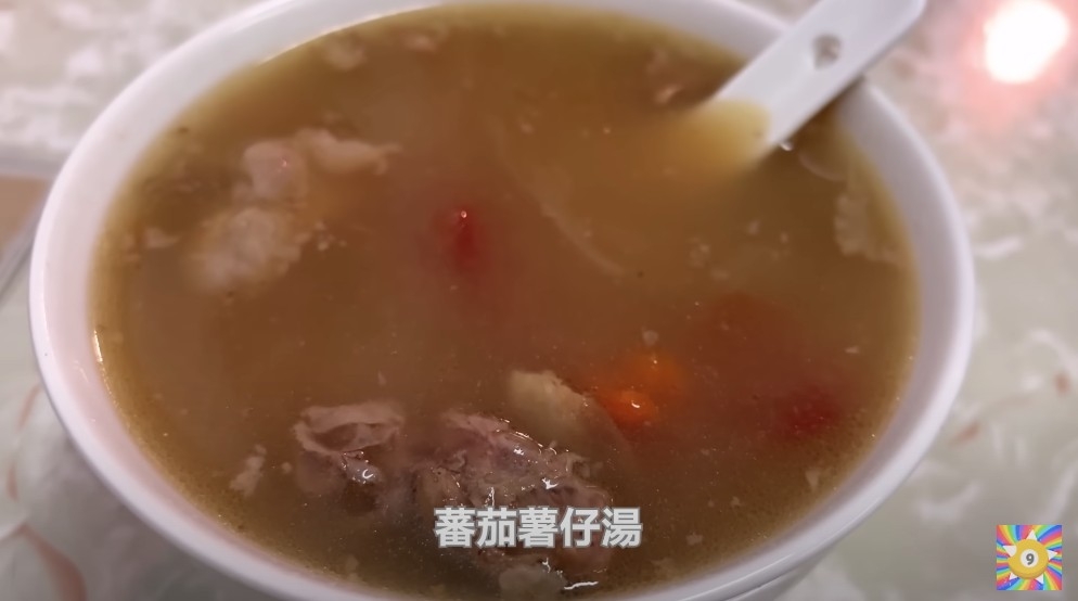 餐廳首先送上蕃茄薯仔牛肉湯。