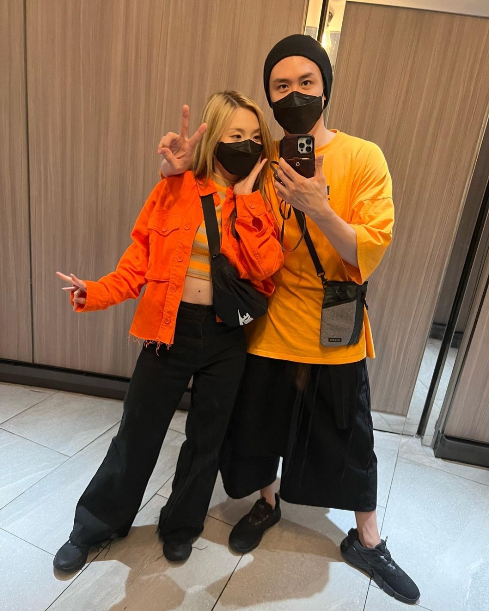 兩人對住鏡頭舉起V字手勢：「??同哩個人一齊咩都玩一餐，商場廁所出面塊鏡都好玩?。」