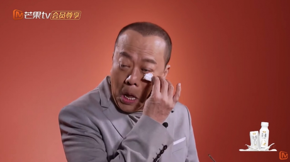 可能係因為眼睛太乾嘅緣故,佢拎出紙巾抹眼淚