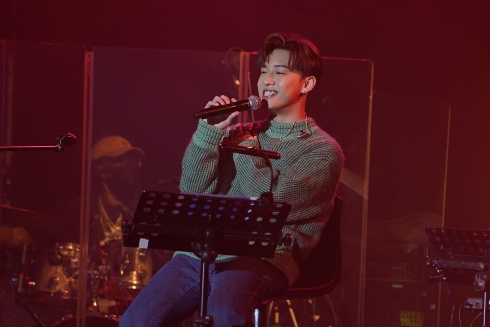 睇返MC以前嘅髮型，佢多數都係三七分界