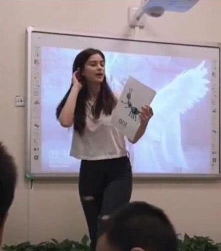網上瘋傳嘅照片可見呢位老師五官同Angelababy有幾分相似,加上相片唔算清晰,驟眼睇真係有可能會認錯!