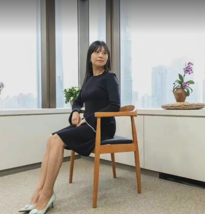 李蓓本身就係一位從事金融業嘅女強人,非常有學識!