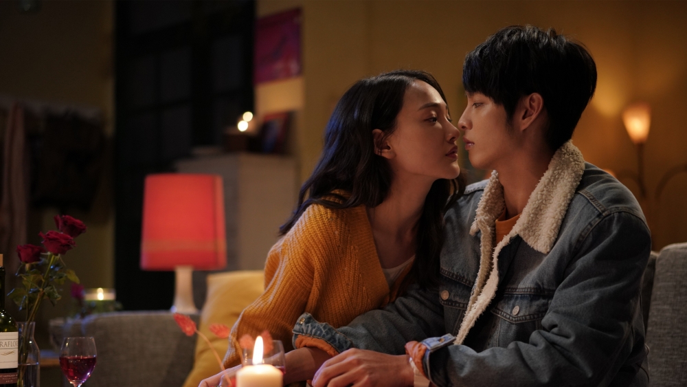 《可不可以，你也剛好喜歡我》由陳妤、曹佑寧、林映唯領銜主演，電影改編自百萬療癒系作家「肆一」嘅同名暢銷散文。