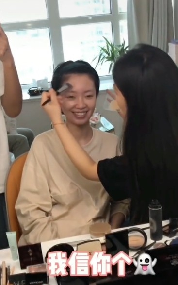 化妝師似乎唔太相信:「這麼年輕的媽媽,我信你個鬼」,又追問咗一句:「真的是你媽?」