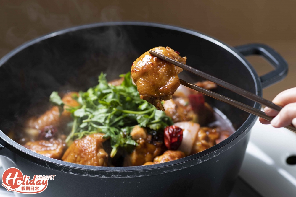 由幸福滋味研發的秘製雞煲醬,濃郁惹味的雞煲醬包裹着雞件當中,食落麻香辣更突出。