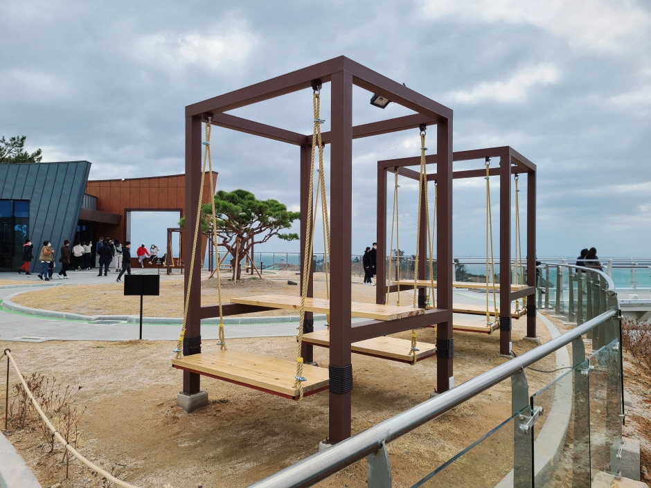 「Seolri Skywalk」嘅入口處亦有一個打卡位~