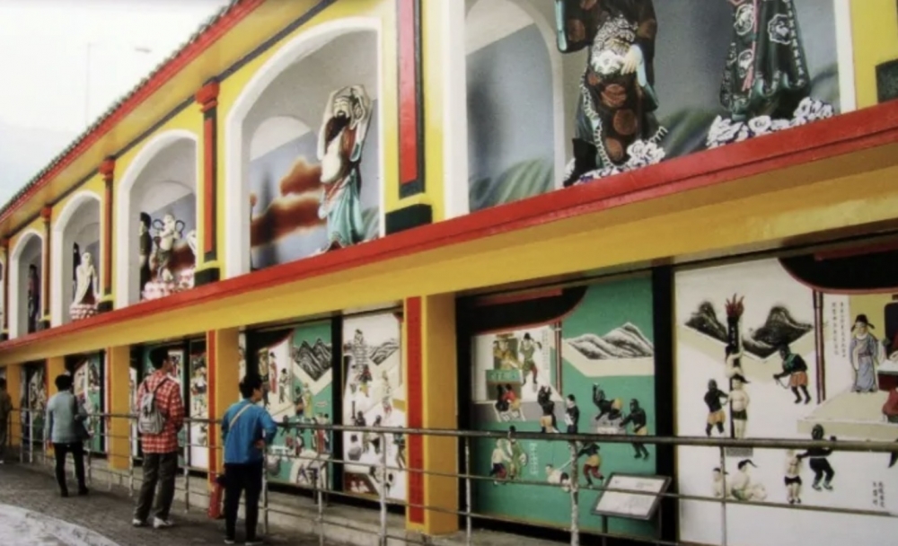 由於浮雕極為巨型且逼真，因此成為不少港人的「童年陰影」！