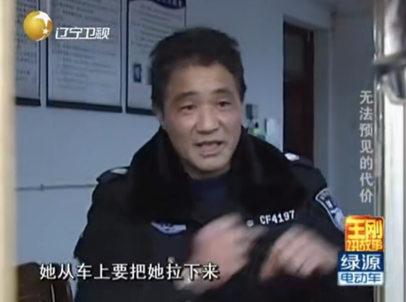 學校保安指陳玲去到麗娜就讀嘅學校門口想直接帶走娜娜