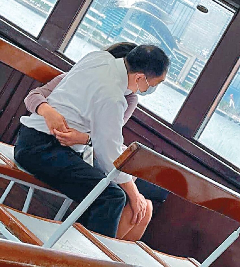 討論區流傳一張中年男子攬女照，而男子疑似係有線新聞副總經理許方輝？！