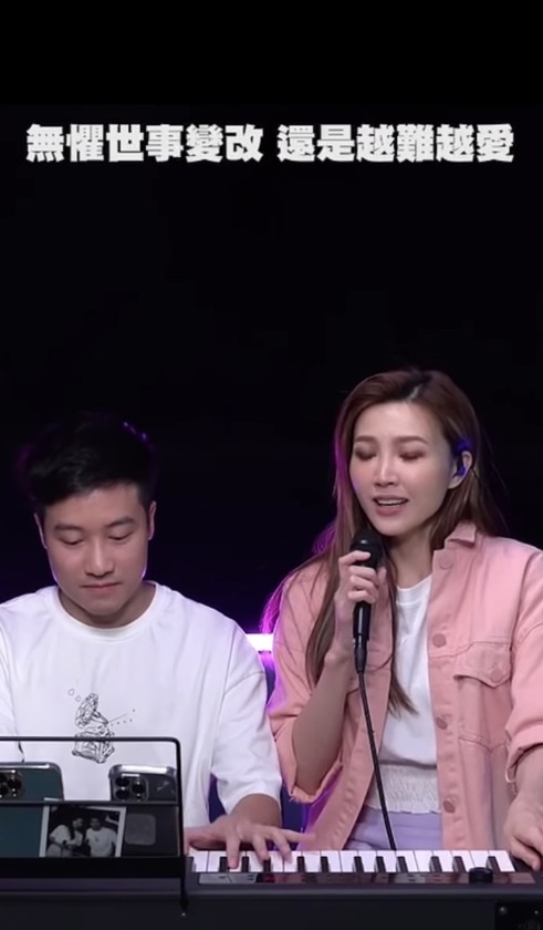 另一段影片則係吳若希為聽眾演唱嘅和音版《越難越愛》,令一班fans可以同佢隔空合唱。