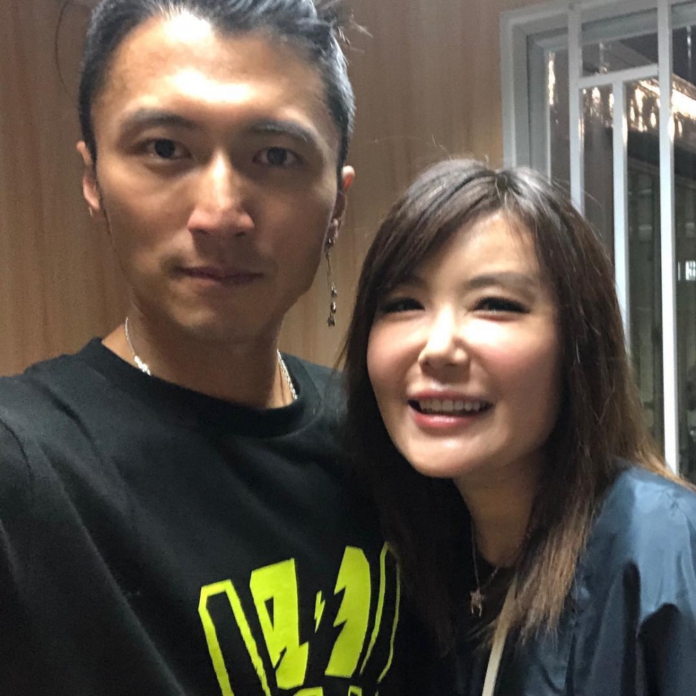 戀愛經驗豐富嘅佢鍾愛小鮮肉,多數都談姊弟戀,大部分前度男友年齡都比佢細