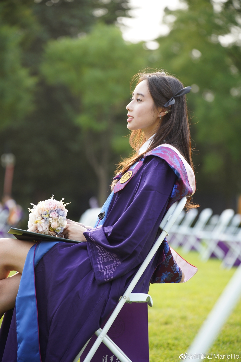 何超欣同哥哥一樣係學霸,喺美國麻省理工學院(MIT)管理學與建築學雙學位畢業後,去北京清華大學進修