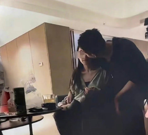 3張照片男主角都係汪小菲,而女主角雖然打咗格但仍睇得出分別係唔同女士。